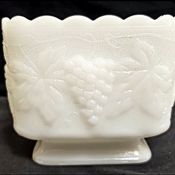 Anchor Hocking (?) Milk Glass Pedestal Planter/Vase/Candy Dish - Picture 4 of 12